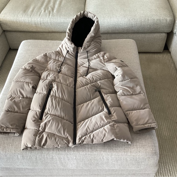 DKNY hooded winter puffer jacket in like new condition - Picture 3 of 5